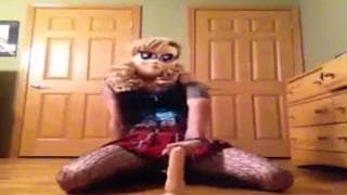 Esta transexual enmascarada se sienta sobre un consolador Esta transexual enmascarada se sienta sobre un consolador