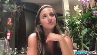 Después de un restaurante, esta morena se hace follar en un hotel en Bali