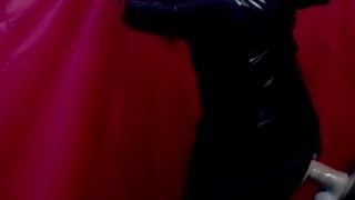 Con su traje negro esta trans se perfora el ano con un dildo enorme