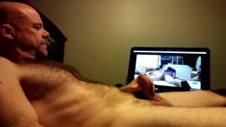 Papá se masturba en las noches viendo porno