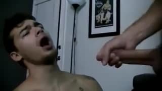 Gay tatuado mamando como un rey del porno