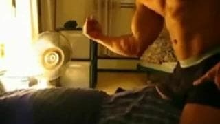 El tipo musculoso sólo quiere ponerse duro.