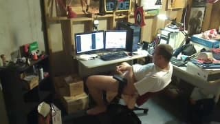 Un tipo al que le gusta ver porno y pajearse