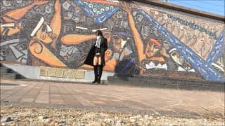 Una transexual con mascara en medio de la calle y con lingerie sexy