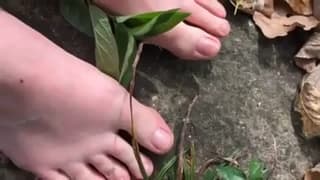 Esta transexual utiliza un gran consolador negro para darse placer