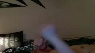 Emo transexual se hace la paja y eyacula