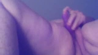 Una mujer muy grande con un juguete sexual.