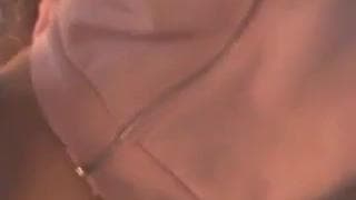 Su boca está llena de semen y sigue chupando sin parar