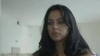La jovencita se desnuda poco a poco y se acaricia el coño La jovencita se desnuda poco a poco y se acaricia el coño