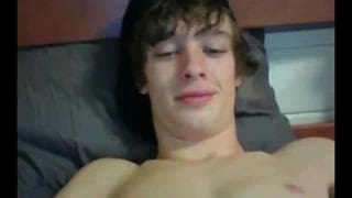 Joven se está haciendo una paja a solas.