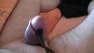 Al abuelo le encanta probar algo nuevo y extremo para su polla Al abuelo le encanta probar algo nuevo y extremo para su polla