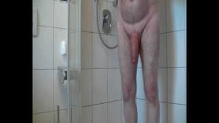 Hombre maduro se excita y disfruta su ducha Hombre maduro se excita y disfruta su ducha