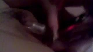 Masturbándose con su juguete eléctrico en la cámara