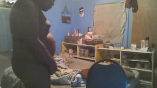 El gran negro se masturba en su cuarto. El gran negro se masturba en su cuarto.