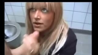 Varios escupitajos en el baño público! Varios escupitajos en el baño público!