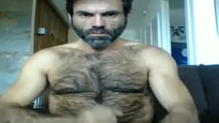 Dilf se masturba frente a su cámara para ti. Dilf se masturba frente a su cámara para ti.