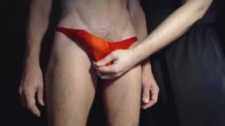 A un chico gay le hacen la paja en casa