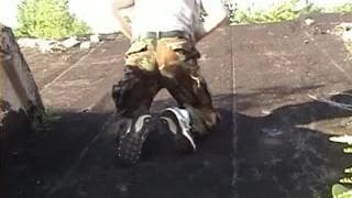 Verás a un militar gay masturbándose solo