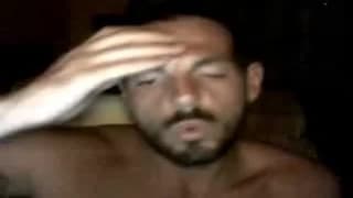 Sexy gay moreno se masturba para nosotros.