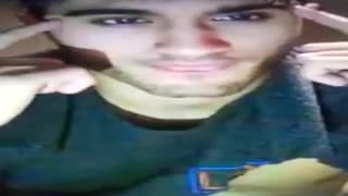 Este chico indio realmente disfruta de su polla en la cámara