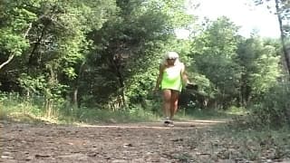 En varios lugares vemos al travesti exhibicionista