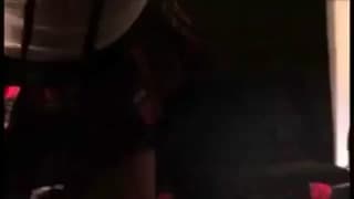 Pelirroja punk sentada y chupando un consolador gigante