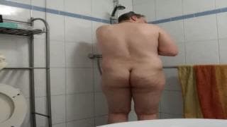 Gordo menea su rabo en la ducha