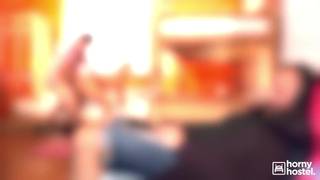 Daphne Klyde deja que le follen su sexy culo en el hostal