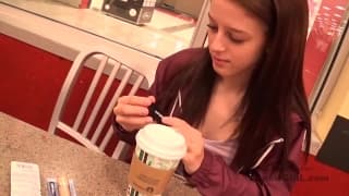 Morena jove y guarrilla siendo follada en una sesión de fotos