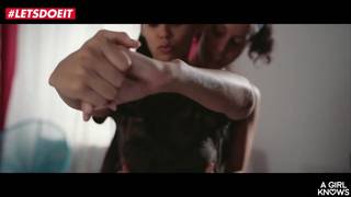 Jóvenes cachondas ejercitándose y follando