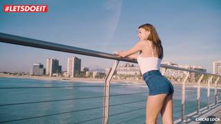 Bella puta rusa entregándose al aire libre