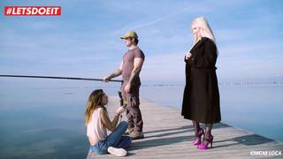 Una rubia preciosa mamando a un pescador