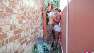 Dos lesbianas patinadoras deciden follar en el callejón