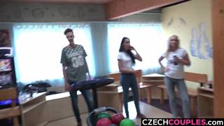 Cuarteto follando en la bolera com si nadie los estuviese viendo