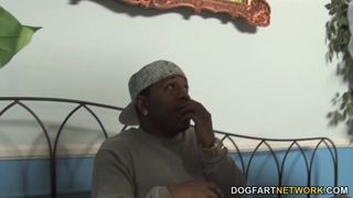 Cala Carves golpeada por el amigo negro de su hijo