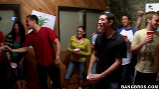 Fiesta con un grupo de amigos que acaba en un buen gangbang Fiesta con un grupo de amigos que acaba en un buen gangbang
