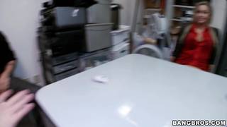 Rubia con tetas grandes se la follan entre bastidores en el escritorio