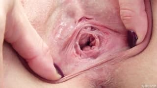 La bella Chrissy Fox dilatando sus agujeros al aire libre