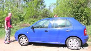 Viejo verde recoge a la mujer de sus sueños