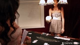 Dos sexis lesbianas se excitan en una casa embrujada