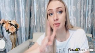 Hermosa rubia masturbándose con un sextoy y un anal