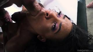 La chica mestiza le comerá la polla a su hombre.