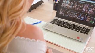 Natasha revela sus orificios bajo el escritorio