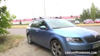 Ardiente morena agarra una cola y es follada en el auto