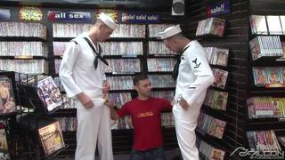 Dos marineros se follan al dependiente de un sex shop