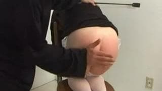 El sacerdote castiga a la monja pecadora El sacerdote castiga a la monja pecadora