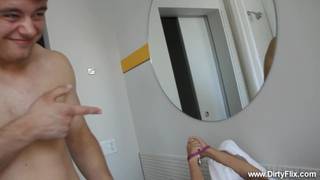 Le presta su linda novia a su amigo novato Le presta su linda novia a su amigo novato