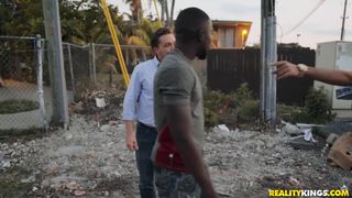 Gina Valentina es como una perra en celo que quiere ser sodomizada