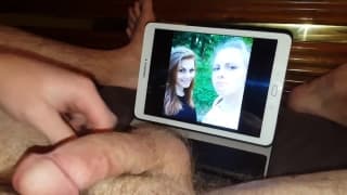 Haciéndose mientras ve fotos en el tablet hasta que se corra Haciéndose mientras ve fotos en el tablet hasta que se corra