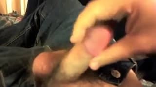 Se hace la paja hasta que su polla queda toda colorada